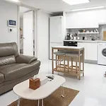 Super Cozy Homestay In Central Seoul